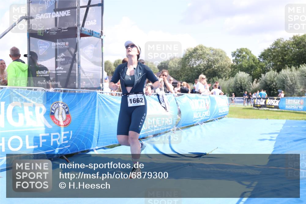 25.08.2024 - Elbe Triathlon Hamburg H.Heesch http://msf.ph/oto/6879300 25.08.2024 12:14:59 Ziel 1657, 1662 meine-sportfotos.de
