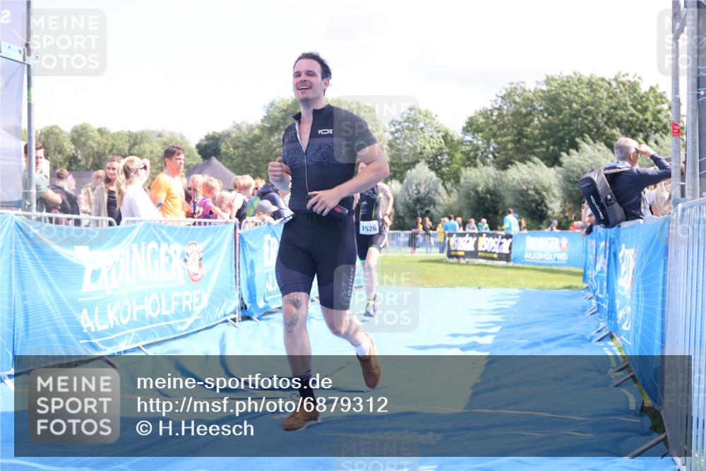 25.08.2024 - Elbe Triathlon Hamburg H.Heesch http://msf.ph/oto/6879312 25.08.2024 11:51:05 Ziel 220, 1526 meine-sportfotos.de