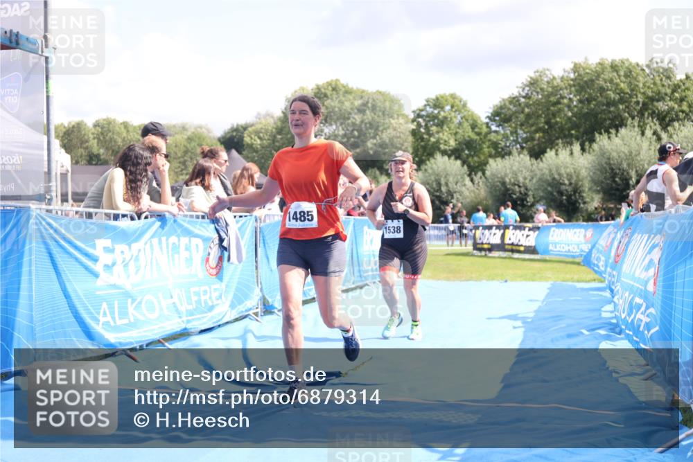 25.08.2024 - Elbe Triathlon Hamburg H.Heesch http://msf.ph/oto/6879314 25.08.2024 12:15:54 Ziel 1485, 1538, 1720 meine-sportfotos.de