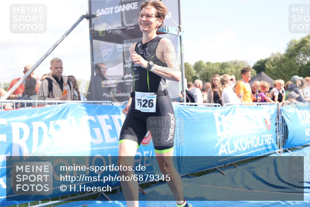 25.08.2024 - Elbe Triathlon Hamburg H.Heesch http://msf.ph/oto/6879345 25.08.2024 11:51:07 Ziel 220, 1526 meine-sportfotos.de