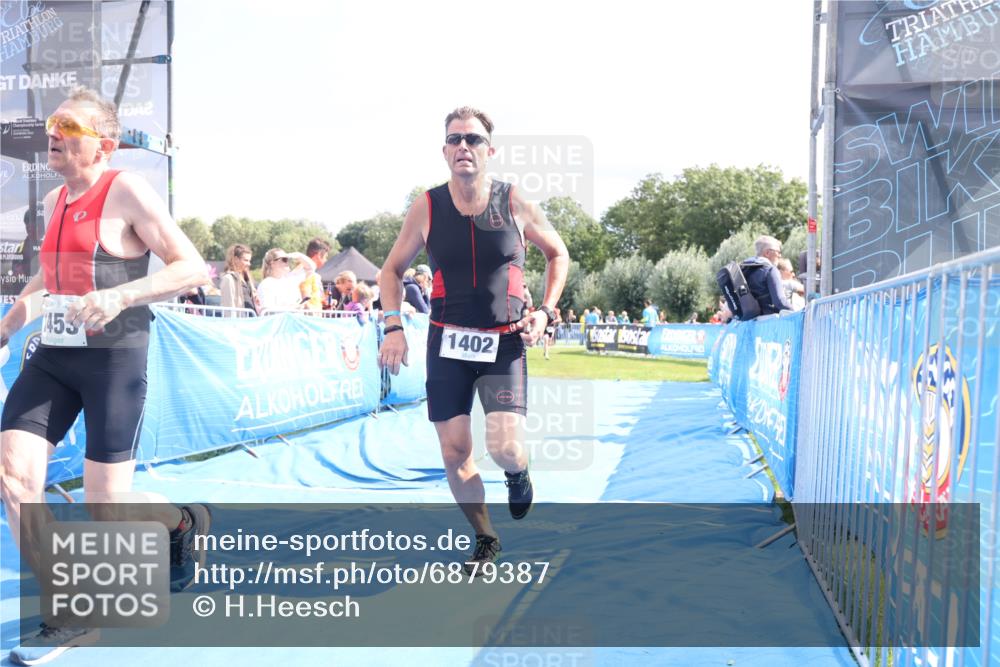 25.08.2024 - Elbe Triathlon Hamburg H.Heesch http://msf.ph/oto/6879387 25.08.2024 11:51:22 Ziel 427, 1402, 1453 meine-sportfotos.de