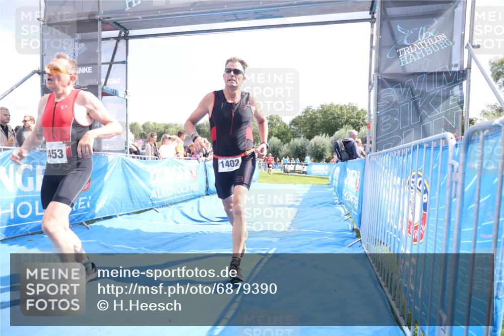 25.08.2024 - Elbe Triathlon Hamburg H.Heesch http://msf.ph/oto/6879390 25.08.2024 11:51:22 Ziel 427, 1402, 1453 meine-sportfotos.de