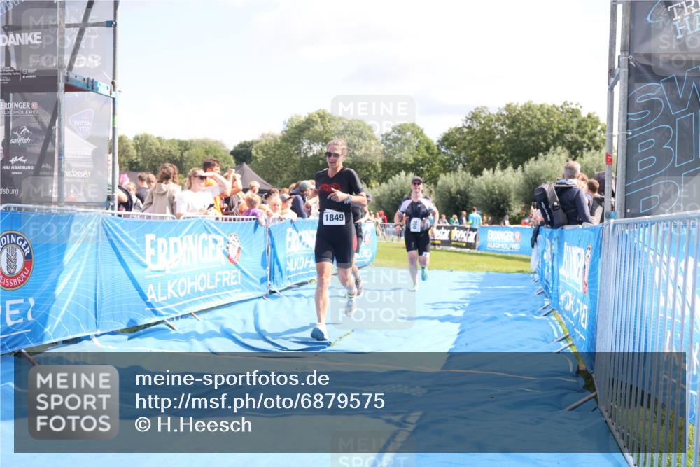 25.08.2024 - Elbe Triathlon Hamburg H.Heesch http://msf.ph/oto/6879575 25.08.2024 11:51:56 Ziel 750, 1577, 1581, 1849 meine-sportfotos.de