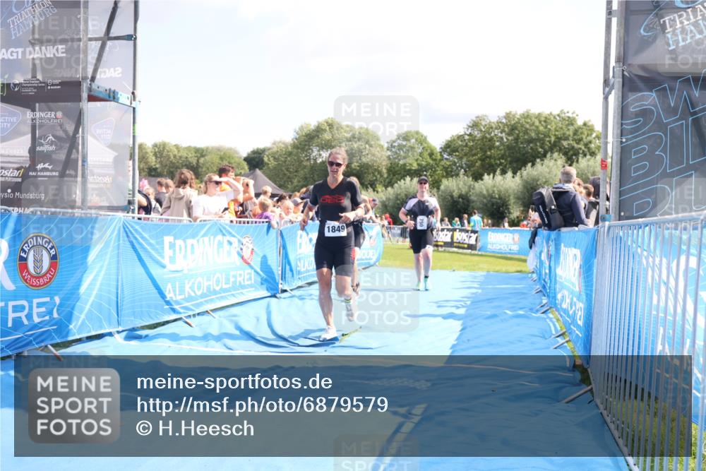 25.08.2024 - Elbe Triathlon Hamburg H.Heesch http://msf.ph/oto/6879579 25.08.2024 11:51:56 Ziel 750, 1577, 1581, 1849 meine-sportfotos.de