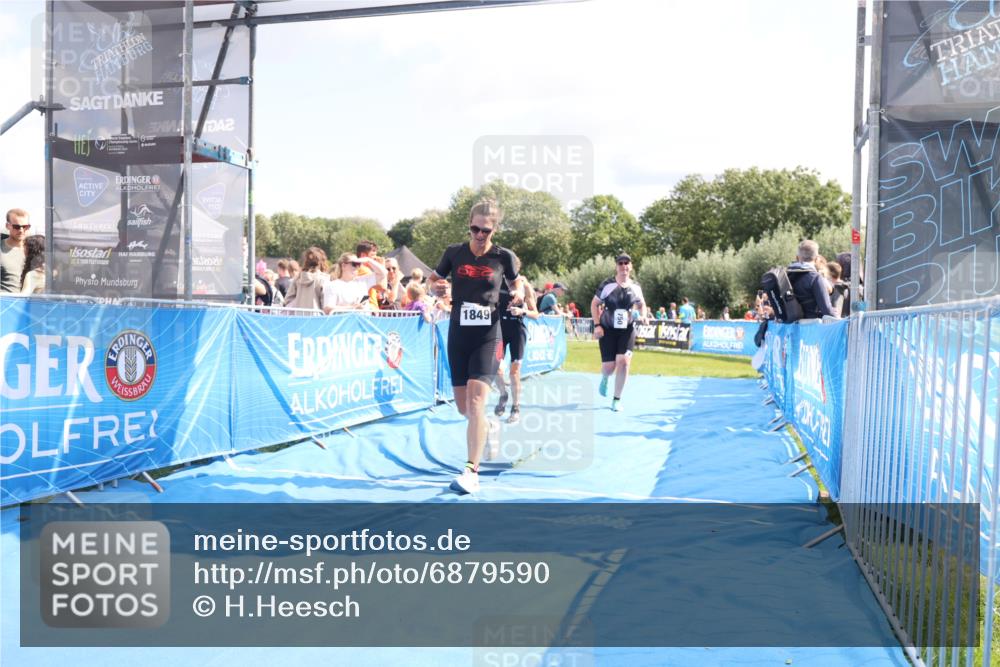 25.08.2024 - Elbe Triathlon Hamburg H.Heesch http://msf.ph/oto/6879590 25.08.2024 11:51:56 Ziel 750, 1577, 1581, 1849 meine-sportfotos.de