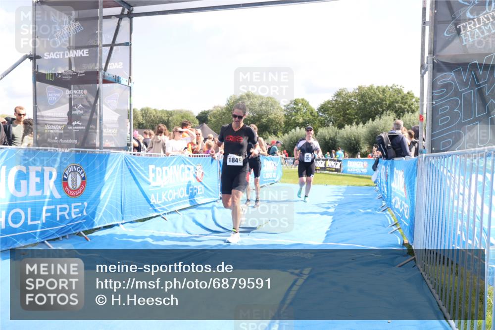 25.08.2024 - Elbe Triathlon Hamburg H.Heesch http://msf.ph/oto/6879591 25.08.2024 11:51:56 Ziel 750, 1577, 1581, 1849 meine-sportfotos.de