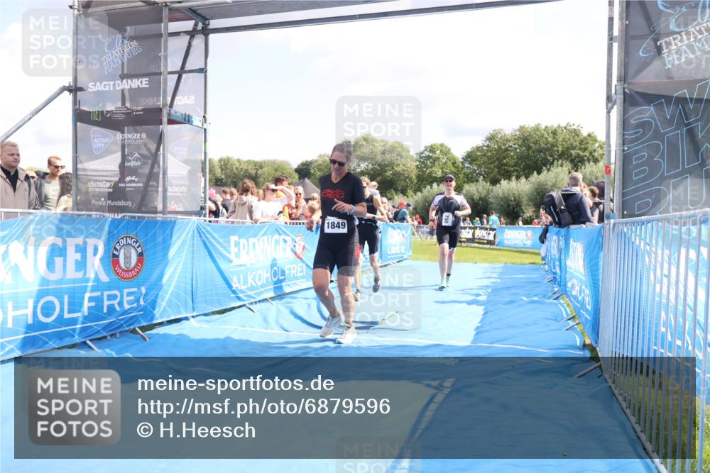 25.08.2024 - Elbe Triathlon Hamburg H.Heesch http://msf.ph/oto/6879596 25.08.2024 11:51:56 Ziel 750, 1577, 1581, 1849 meine-sportfotos.de