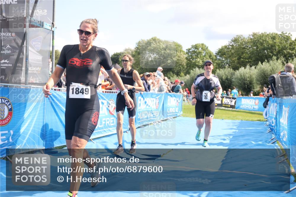 25.08.2024 - Elbe Triathlon Hamburg H.Heesch http://msf.ph/oto/6879600 25.08.2024 11:51:57 Ziel 750, 1577, 1581, 1849 meine-sportfotos.de