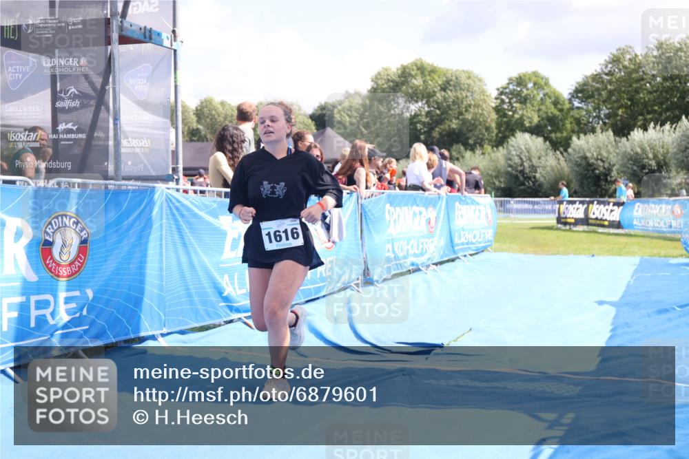25.08.2024 - Elbe Triathlon Hamburg H.Heesch http://msf.ph/oto/6879601 25.08.2024 12:16:46 Ziel 1616 meine-sportfotos.de