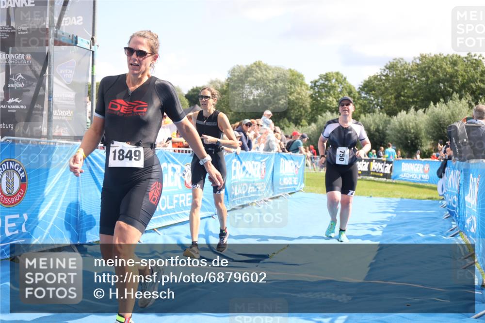 25.08.2024 - Elbe Triathlon Hamburg H.Heesch http://msf.ph/oto/6879602 25.08.2024 11:51:57 Ziel 750, 1577, 1581, 1849 meine-sportfotos.de