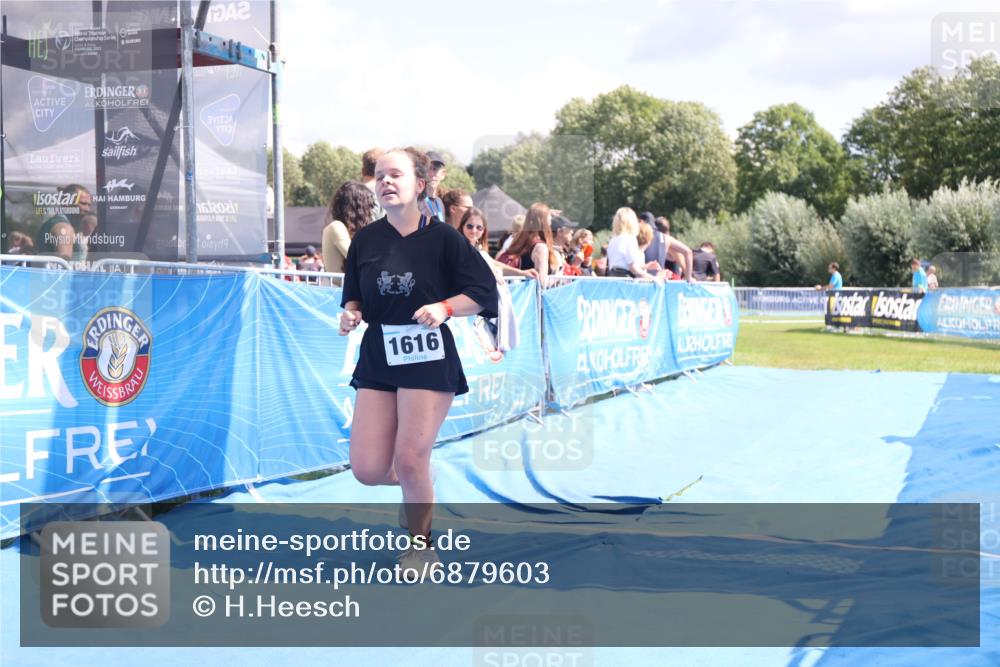 25.08.2024 - Elbe Triathlon Hamburg H.Heesch http://msf.ph/oto/6879603 25.08.2024 12:16:46 Ziel 1616 meine-sportfotos.de