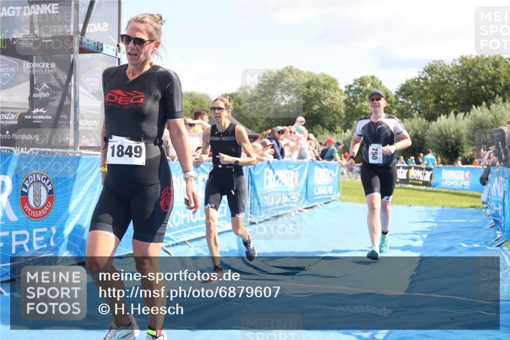 25.08.2024 - Elbe Triathlon Hamburg H.Heesch http://msf.ph/oto/6879607 25.08.2024 11:51:57 Ziel 750, 1577, 1581, 1849 meine-sportfotos.de