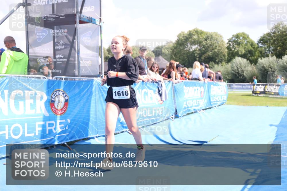 25.08.2024 - Elbe Triathlon Hamburg H.Heesch http://msf.ph/oto/6879610 25.08.2024 12:16:46 Ziel 1616 meine-sportfotos.de