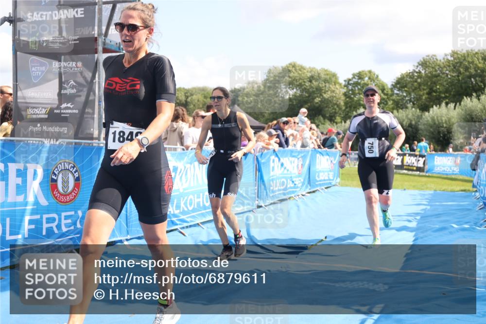 25.08.2024 - Elbe Triathlon Hamburg H.Heesch http://msf.ph/oto/6879611 25.08.2024 11:51:57 Ziel 750, 1577, 1581, 1849 meine-sportfotos.de