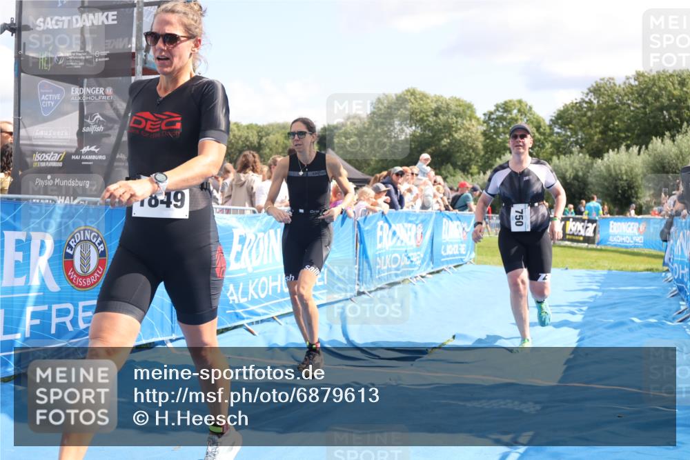 25.08.2024 - Elbe Triathlon Hamburg H.Heesch http://msf.ph/oto/6879613 25.08.2024 11:51:57 Ziel 750, 1577, 1581, 1849 meine-sportfotos.de