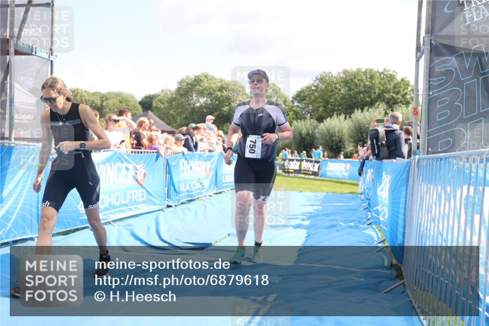 25.08.2024 - Elbe Triathlon Hamburg H.Heesch http://msf.ph/oto/6879618 25.08.2024 11:51:58 Ziel 750, 1577, 1581, 1849 meine-sportfotos.de