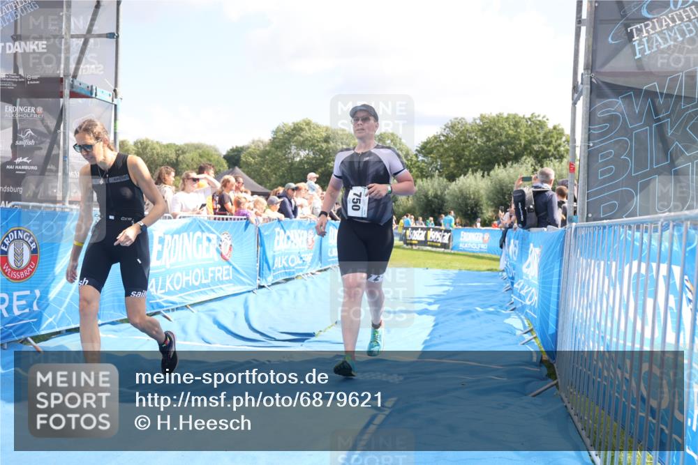 25.08.2024 - Elbe Triathlon Hamburg H.Heesch http://msf.ph/oto/6879621 25.08.2024 11:51:58 Ziel 750, 1577, 1581, 1849 meine-sportfotos.de