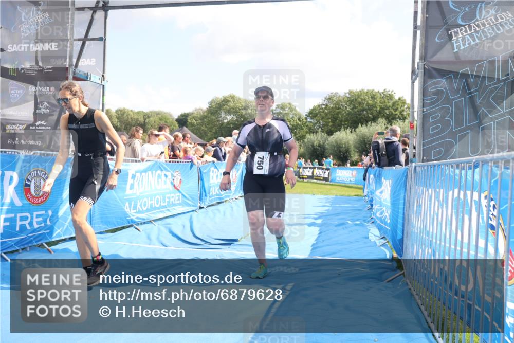 25.08.2024 - Elbe Triathlon Hamburg H.Heesch http://msf.ph/oto/6879628 25.08.2024 11:51:58 Ziel 750, 1577, 1581, 1849 meine-sportfotos.de