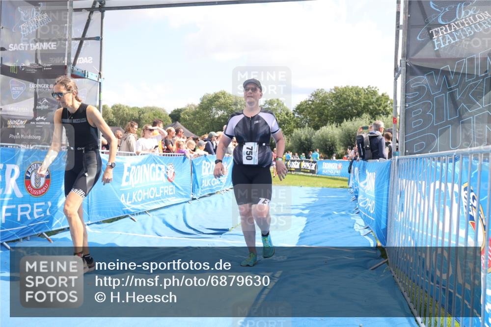 25.08.2024 - Elbe Triathlon Hamburg H.Heesch http://msf.ph/oto/6879630 25.08.2024 11:51:58 Ziel 750, 1577, 1581, 1849 meine-sportfotos.de