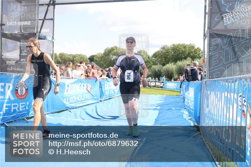 25.08.2024 - Elbe Triathlon Hamburg H.Heesch http://msf.ph/oto/6879632 25.08.2024 11:51:58 Ziel 750, 1577, 1581, 1849 meine-sportfotos.de