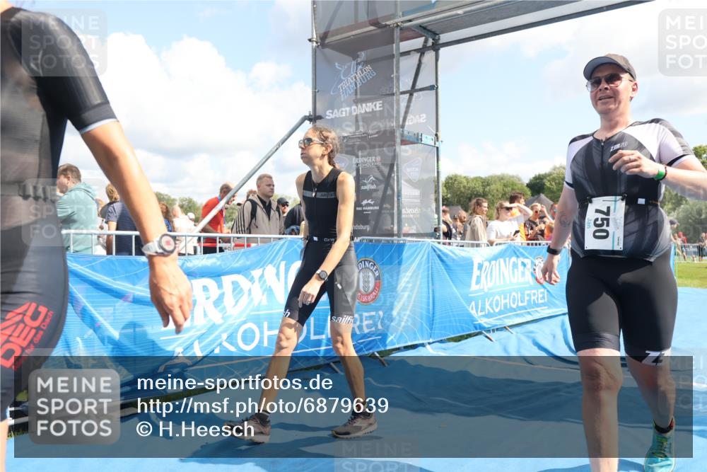 25.08.2024 - Elbe Triathlon Hamburg H.Heesch http://msf.ph/oto/6879639 25.08.2024 11:51:59 Ziel 750, 1577, 1581, 1849 meine-sportfotos.de