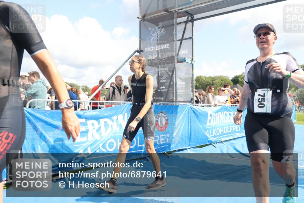 25.08.2024 - Elbe Triathlon Hamburg H.Heesch http://msf.ph/oto/6879641 25.08.2024 11:51:59 Ziel 750, 1577, 1581, 1849 meine-sportfotos.de