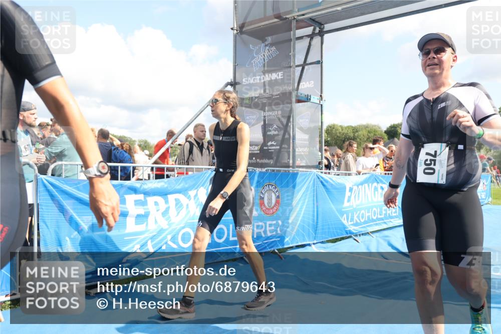 25.08.2024 - Elbe Triathlon Hamburg H.Heesch http://msf.ph/oto/6879643 25.08.2024 11:51:59 Ziel 750, 1577, 1581, 1849 meine-sportfotos.de
