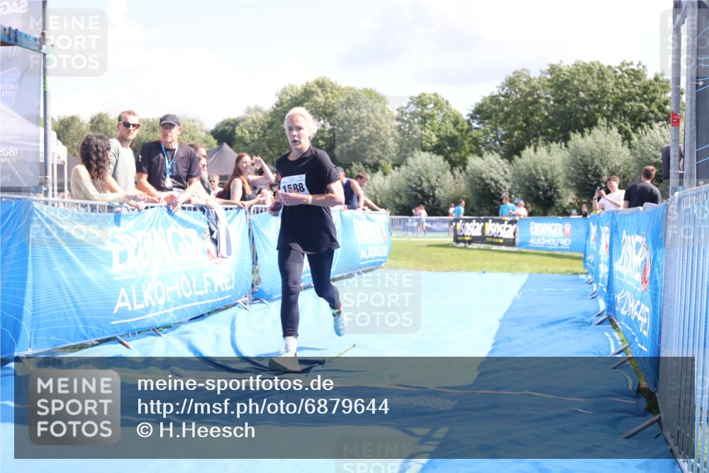 25.08.2024 - Elbe Triathlon Hamburg H.Heesch http://msf.ph/oto/6879644 25.08.2024 12:17:14 Ziel 1588 meine-sportfotos.de