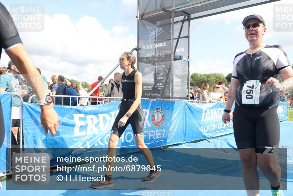 25.08.2024 - Elbe Triathlon Hamburg H.Heesch http://msf.ph/oto/6879645 25.08.2024 11:51:59 Ziel 750, 1577, 1581, 1849 meine-sportfotos.de
