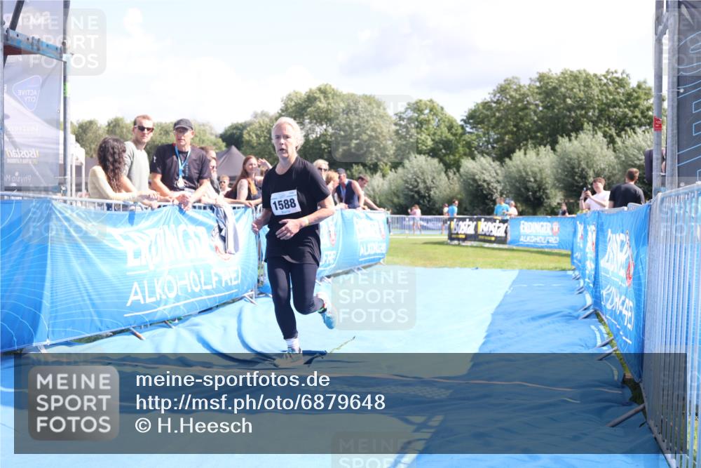 25.08.2024 - Elbe Triathlon Hamburg H.Heesch http://msf.ph/oto/6879648 25.08.2024 12:17:15 Ziel 1588 meine-sportfotos.de