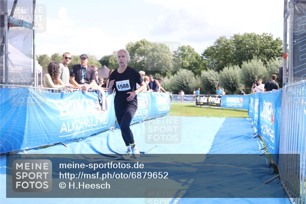 25.08.2024 - Elbe Triathlon Hamburg H.Heesch http://msf.ph/oto/6879652 25.08.2024 12:17:15 Ziel 1588 meine-sportfotos.de