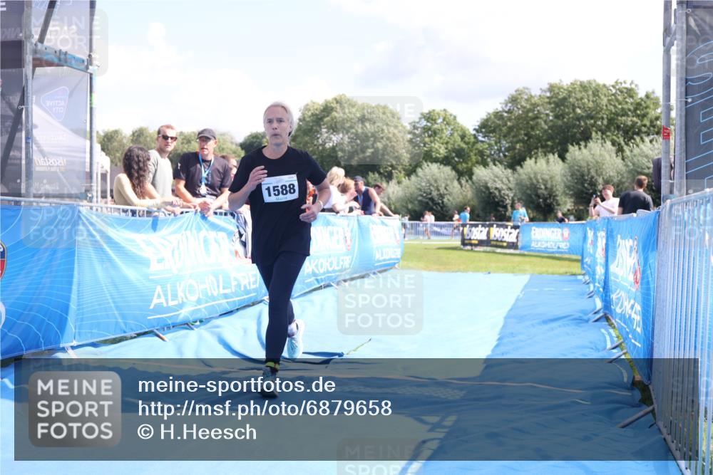 25.08.2024 - Elbe Triathlon Hamburg H.Heesch http://msf.ph/oto/6879658 25.08.2024 12:17:15 Ziel 1588 meine-sportfotos.de