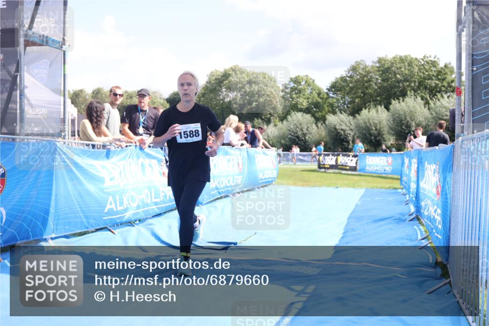 25.08.2024 - Elbe Triathlon Hamburg H.Heesch http://msf.ph/oto/6879660 25.08.2024 12:17:15 Ziel 1588 meine-sportfotos.de