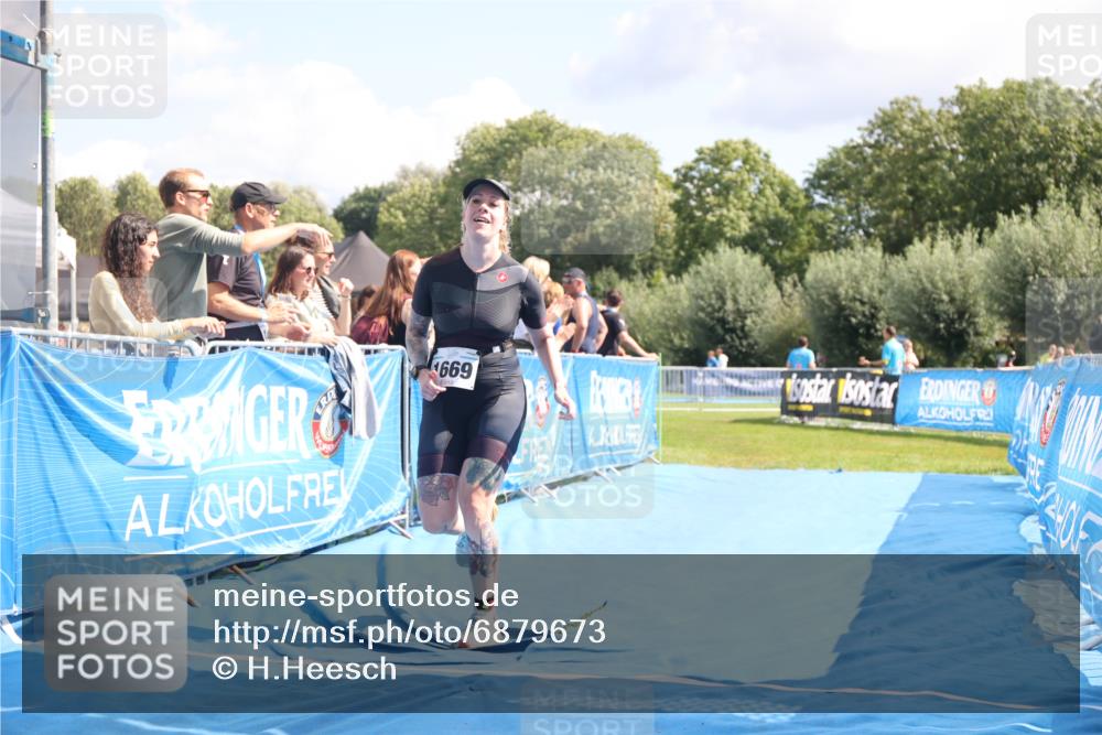 25.08.2024 - Elbe Triathlon Hamburg H.Heesch http://msf.ph/oto/6879673 25.08.2024 12:17:25 Ziel 1669 meine-sportfotos.de