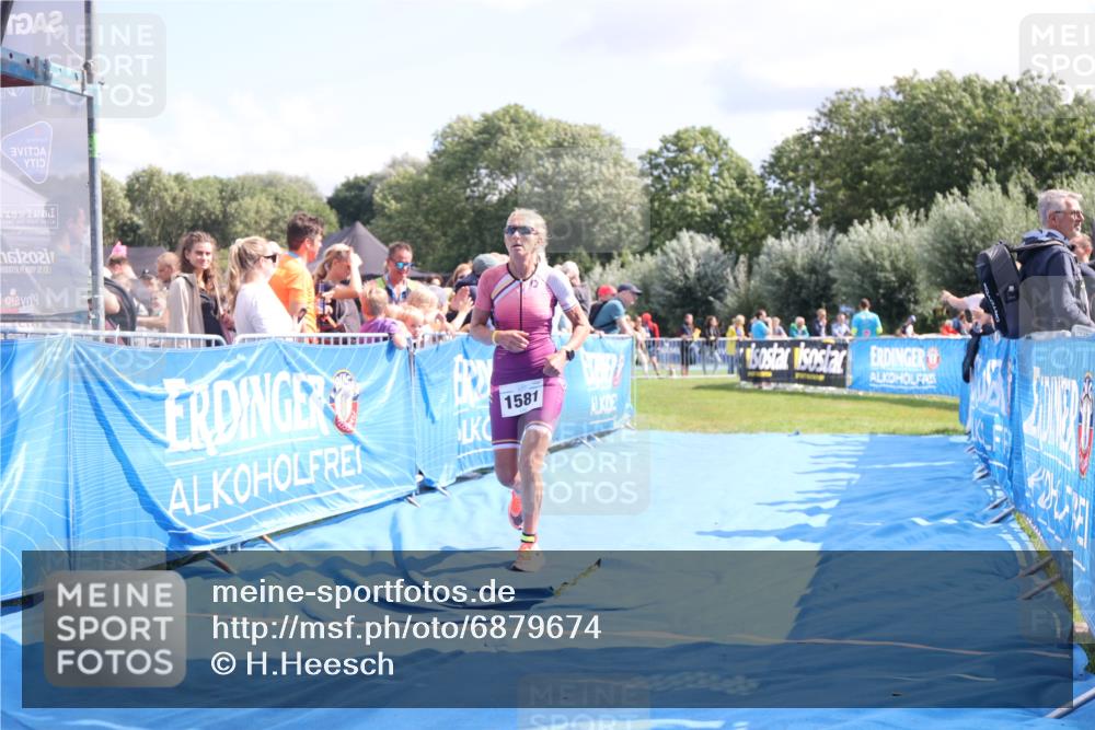 25.08.2024 - Elbe Triathlon Hamburg H.Heesch http://msf.ph/oto/6879674 25.08.2024 11:52:04 Ziel 750, 1577, 1581 meine-sportfotos.de