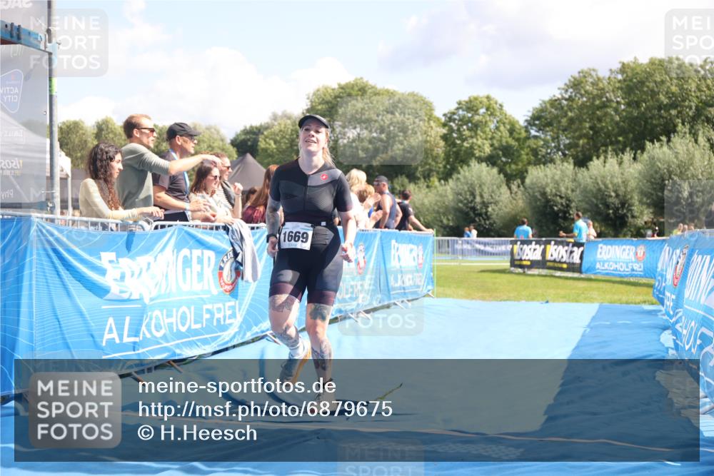 25.08.2024 - Elbe Triathlon Hamburg H.Heesch http://msf.ph/oto/6879675 25.08.2024 12:17:25 Ziel 1669 meine-sportfotos.de