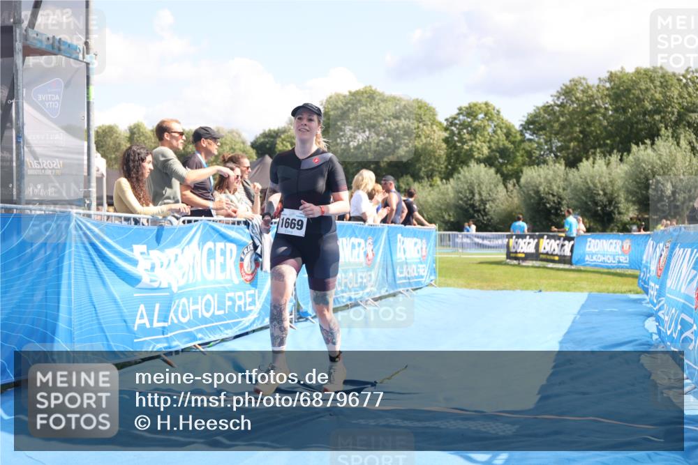 25.08.2024 - Elbe Triathlon Hamburg H.Heesch http://msf.ph/oto/6879677 25.08.2024 12:17:25 Ziel 1669 meine-sportfotos.de