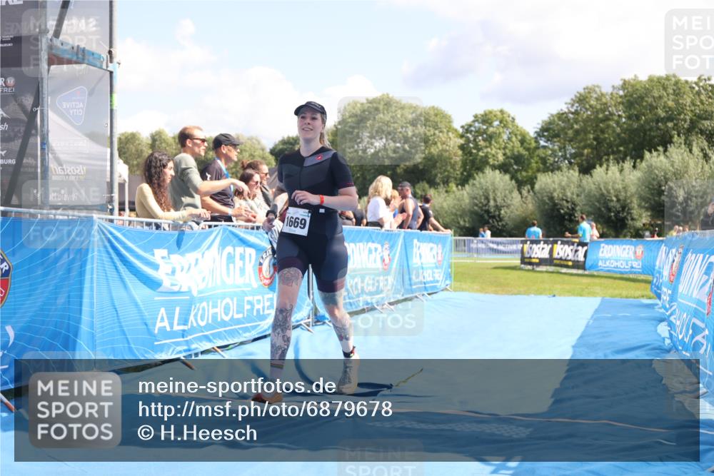 25.08.2024 - Elbe Triathlon Hamburg H.Heesch http://msf.ph/oto/6879678 25.08.2024 12:17:26 Ziel 1669 meine-sportfotos.de