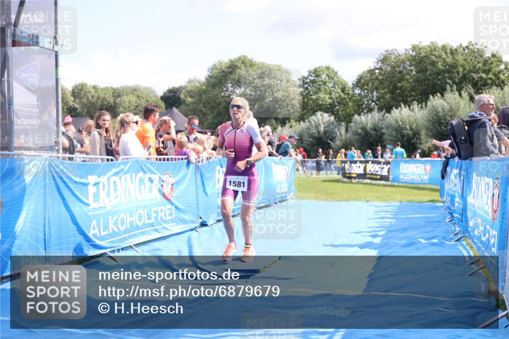 25.08.2024 - Elbe Triathlon Hamburg H.Heesch http://msf.ph/oto/6879679 25.08.2024 11:52:04 Ziel 750, 1577, 1581 meine-sportfotos.de