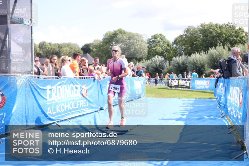25.08.2024 - Elbe Triathlon Hamburg H.Heesch http://msf.ph/oto/6879680 25.08.2024 11:52:04 Ziel 750, 1577, 1581 meine-sportfotos.de