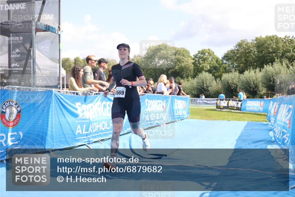 25.08.2024 - Elbe Triathlon Hamburg H.Heesch http://msf.ph/oto/6879682 25.08.2024 12:17:26 Ziel 1669 meine-sportfotos.de