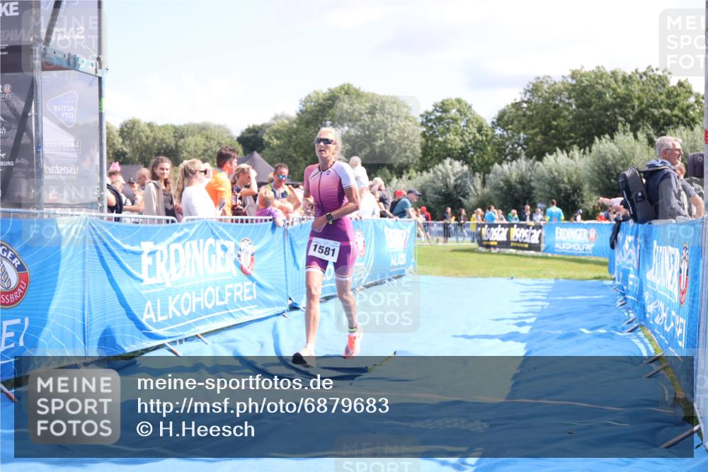 25.08.2024 - Elbe Triathlon Hamburg H.Heesch http://msf.ph/oto/6879683 25.08.2024 11:52:04 Ziel 750, 1577, 1581 meine-sportfotos.de