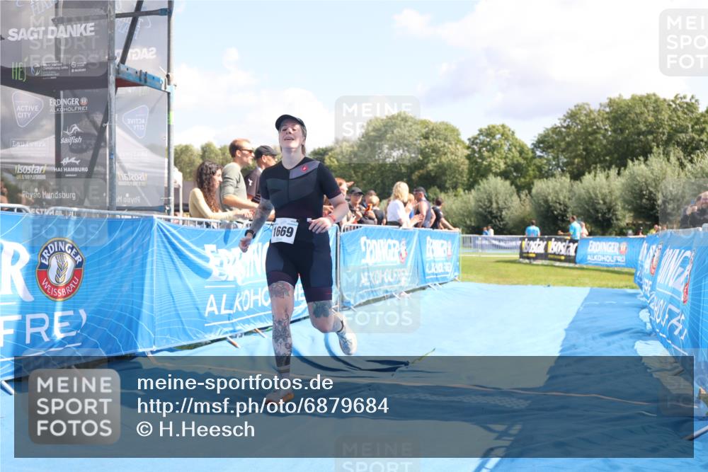 25.08.2024 - Elbe Triathlon Hamburg H.Heesch http://msf.ph/oto/6879684 25.08.2024 12:17:26 Ziel 1669 meine-sportfotos.de