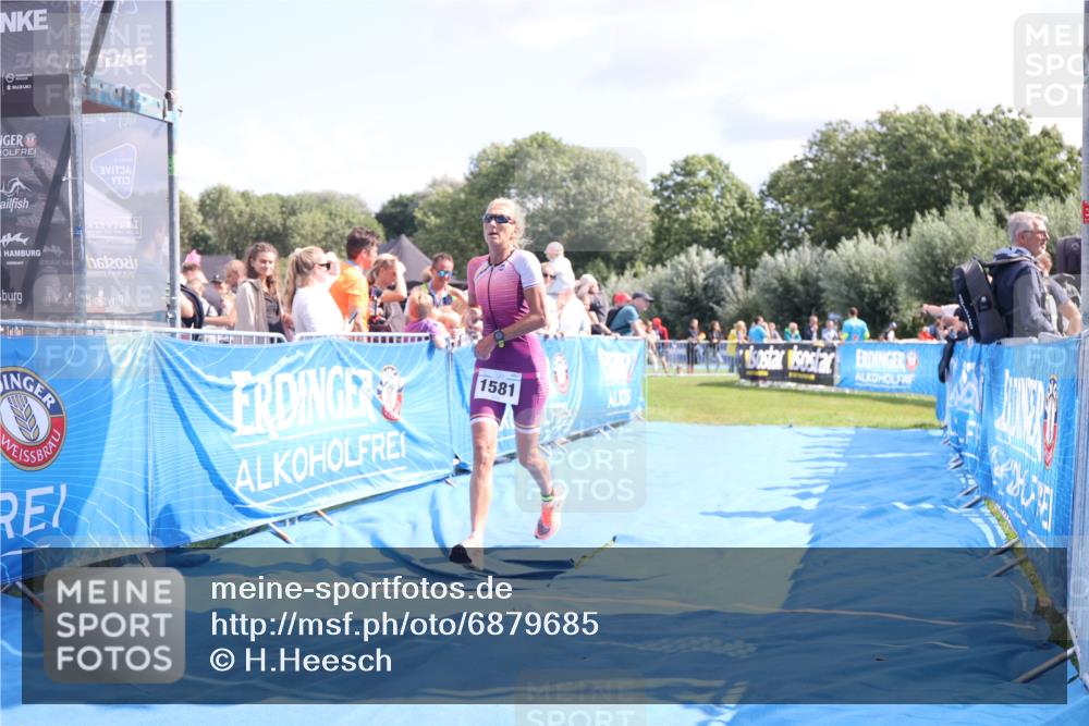 25.08.2024 - Elbe Triathlon Hamburg H.Heesch http://msf.ph/oto/6879685 25.08.2024 11:52:04 Ziel 750, 1577, 1581 meine-sportfotos.de
