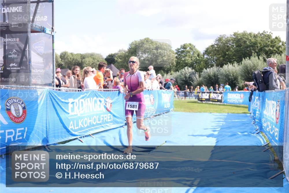 25.08.2024 - Elbe Triathlon Hamburg H.Heesch http://msf.ph/oto/6879687 25.08.2024 11:52:04 Ziel 750, 1577, 1581 meine-sportfotos.de