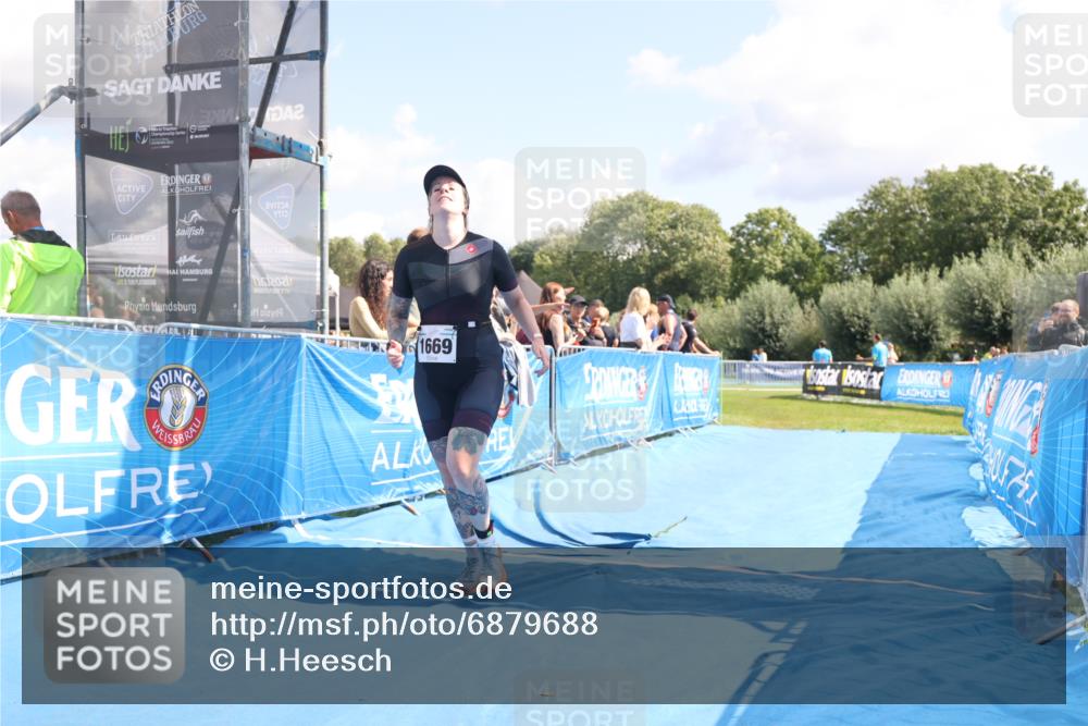 25.08.2024 - Elbe Triathlon Hamburg H.Heesch http://msf.ph/oto/6879688 25.08.2024 12:17:26 Ziel 1669 meine-sportfotos.de