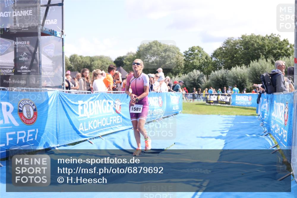 25.08.2024 - Elbe Triathlon Hamburg H.Heesch http://msf.ph/oto/6879692 25.08.2024 11:52:04 Ziel 750, 1577, 1581 meine-sportfotos.de