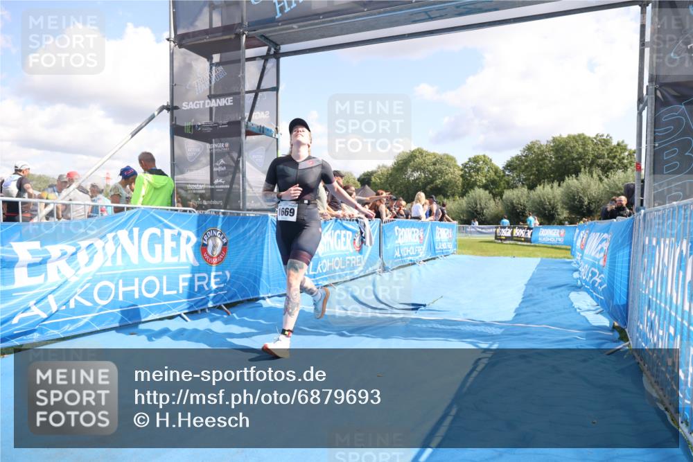 25.08.2024 - Elbe Triathlon Hamburg H.Heesch http://msf.ph/oto/6879693 25.08.2024 12:17:26 Ziel 1669 meine-sportfotos.de