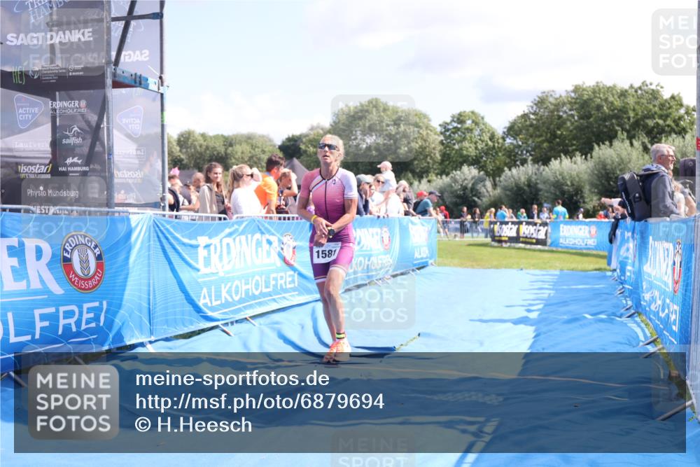 25.08.2024 - Elbe Triathlon Hamburg H.Heesch http://msf.ph/oto/6879694 25.08.2024 11:52:04 Ziel 750, 1577, 1581 meine-sportfotos.de