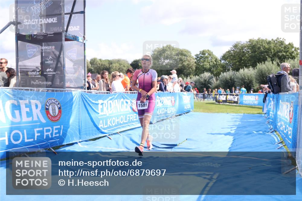 25.08.2024 - Elbe Triathlon Hamburg H.Heesch http://msf.ph/oto/6879697 25.08.2024 11:52:04 Ziel 750, 1577, 1581 meine-sportfotos.de